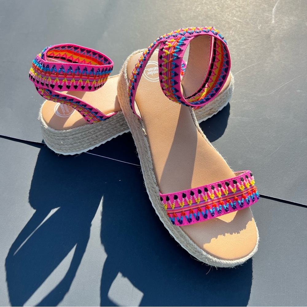 Wonder Nation Ladies Sandals Size 4 EUC Stretchy Straps Multicolor